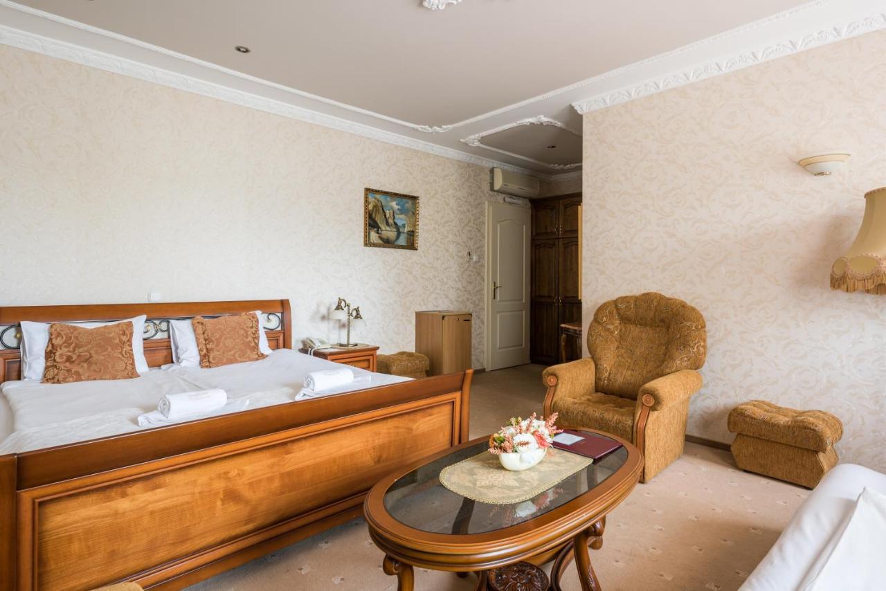 Hotel Bibic Es Tueskevar Etterem Es Horgaszto Nyiregyhaza Exterior photo